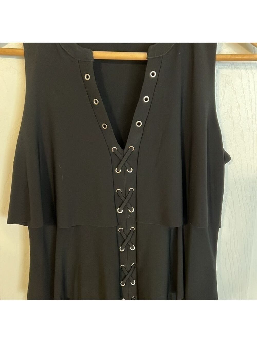 White House Black Market dress. Size XS, black, flowy, feminine, LBD, sleevless. - Picture 6 of 11